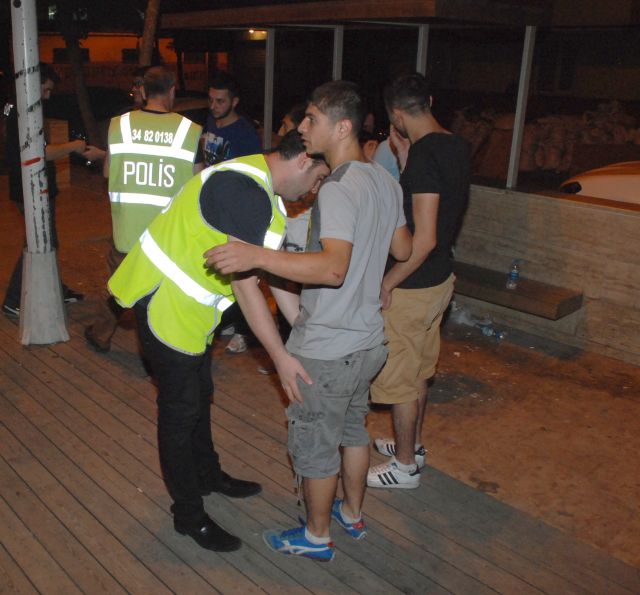 Polis Okul Bahçelerini Tek Tek Taradı