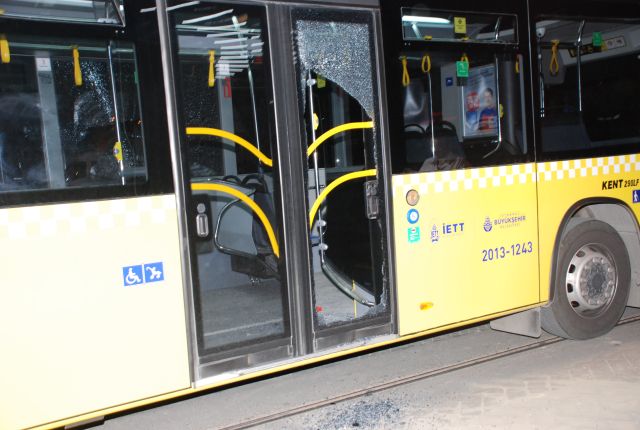 Sarhoş Kafa Otobüsün Camlarını İndirdi