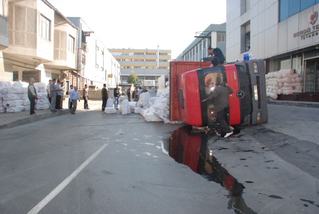 Kamyon Devrildi, Facia Kıl Payı önlendi
