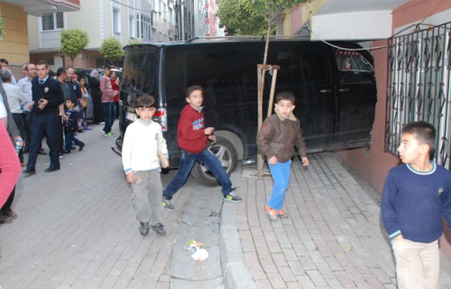 Bayram Ziyaretinde Araba Evin İçerisine Girdi