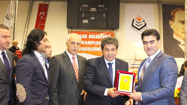 Murat Ekmekçi'den Esenler Belediye Başkanı M.tevfik Göksu'ya Plaket