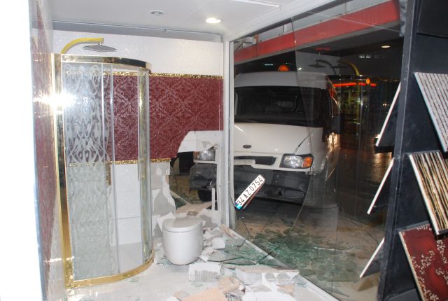 Yağışlı Hava Ve Aşırı Sürat Az Kalsın Canlarına Mal Oluyordu