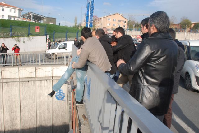 Vatandaş Zincirlemek İstedi, Polis Müdahale Etti