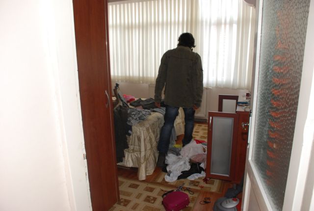 Hırsız Eve Girdi, Havasını Aldı