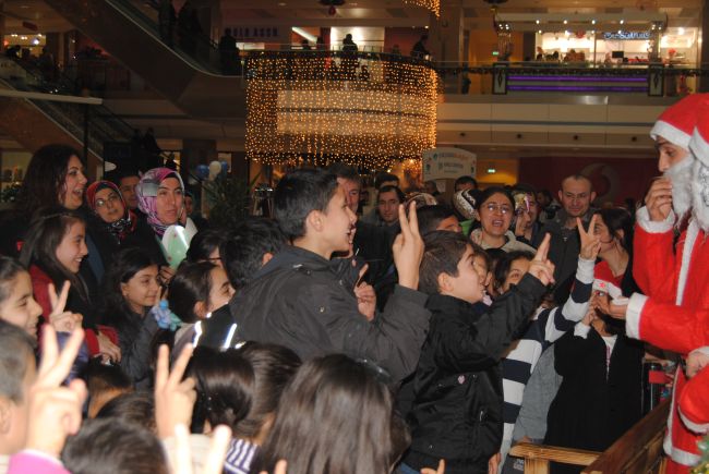 Noel Babalar Kale Center'da Hediye Dağıtıyor