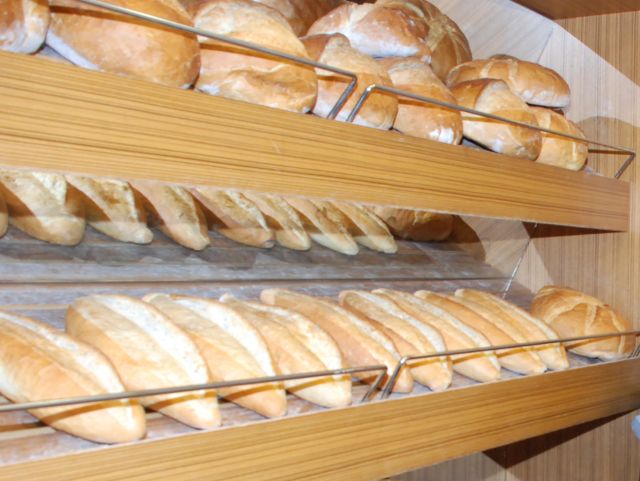 Mutfağa Operasyon Yapıldı. Ekmek 1 Tl