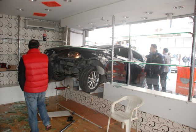 Araba Dükkana Girdi Sürücü Toz Oldu