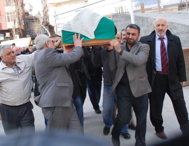 Ayşe şenel Omuzlarda Son Yolculuğuna Uğurlandı