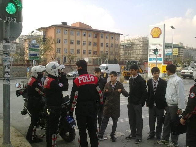 Okul önünde öğrenci Bıçaklandı