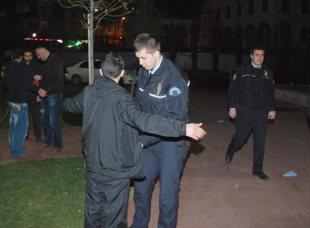 Polis Park Ve Bahçelerde Huzur Bozanların Ensesinde