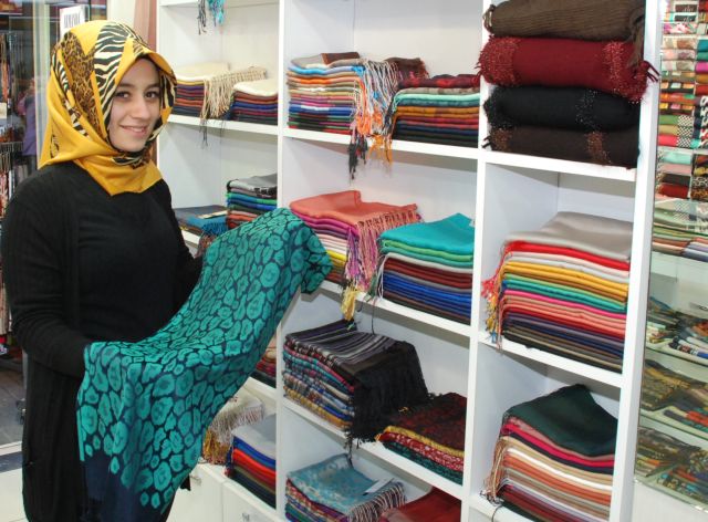 Azram Eşarp % 55 İndirim Yaptı