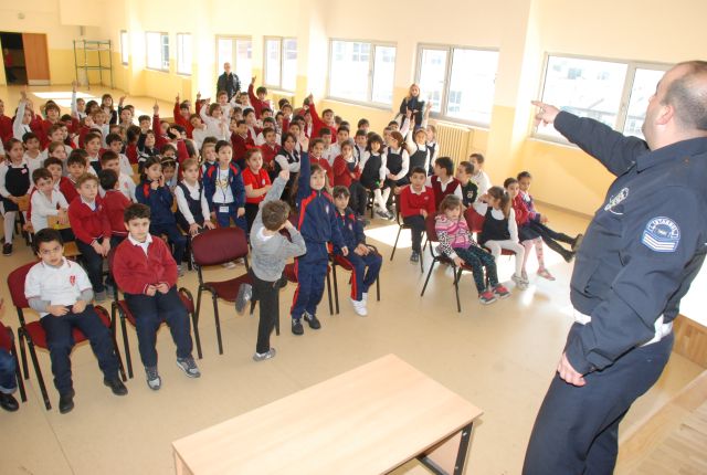 Polis Amca  çocuklara Trafik Kurallarını öğretiyor