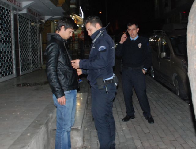 Sevdiği Kıza Kızıp Az Kalsın İntihar Edecekti