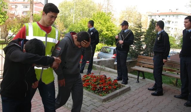 Güngören'de Uyuşturucu Satıcıları Kaçacak Delik Arıyor