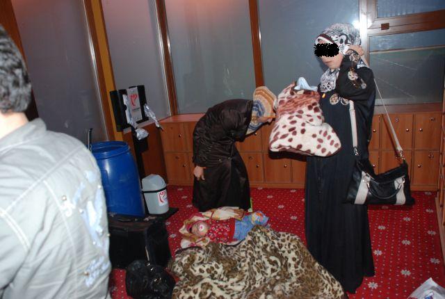 Suriyeli Aileler Bebekleri İle Hüseyin Emek Camisine Sığındı