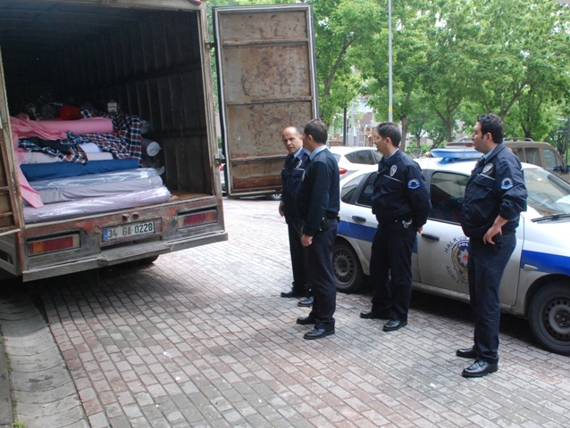 Kumaş Hırsızları Tatlı Tatlı Soyarken Polis Enselerine Bindi