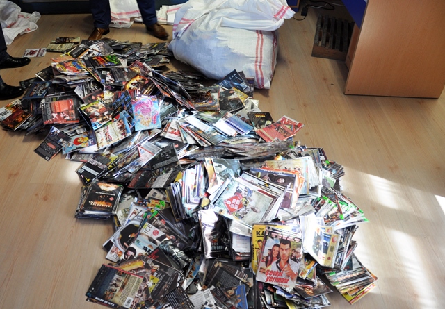 Korsan Cd Kalpazanları 30 Bin  Cd İle Yakayı Ele Evrdi