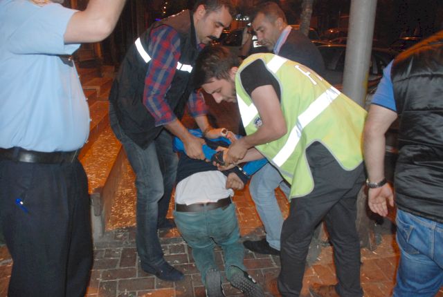 Polis Uyuşturucuları Torbacıların Kalçalarından çıkarttı