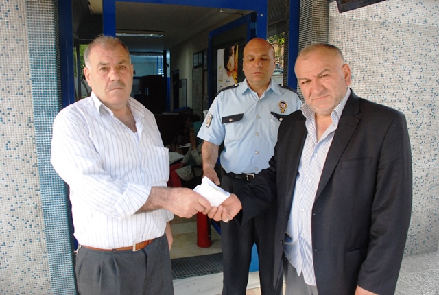 Gururlu Emekli Bulduğu Dolarları Polise Teslim Etti