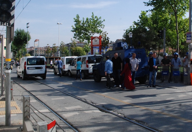 Güngörende Pkk Sempatizanları Polise Taşla Saldırdı