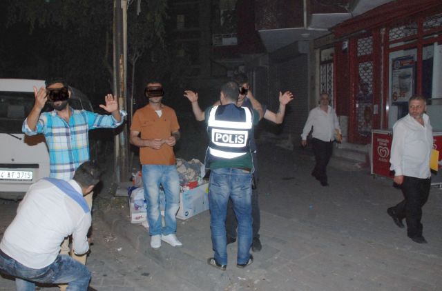 Polis Mahalleleri Altını üstüne Getirdi