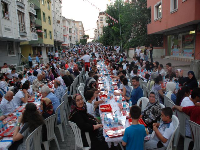 Güngörende Geleneksel İftar Sofrası