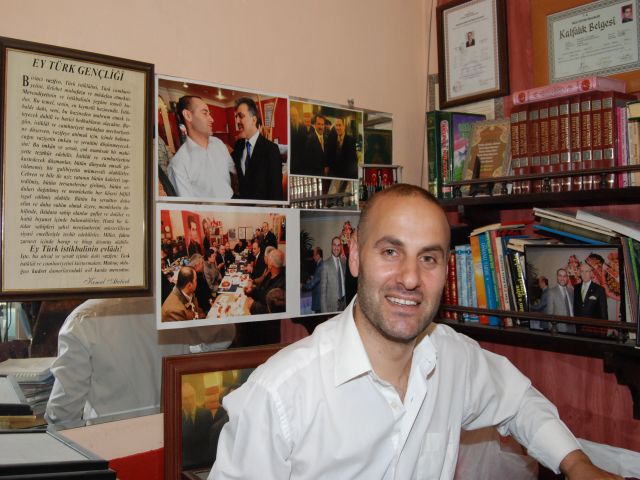 Siyasetçi Düşünür şair Ve Fifir Adamı Orhan çebiden şiirli Destek.