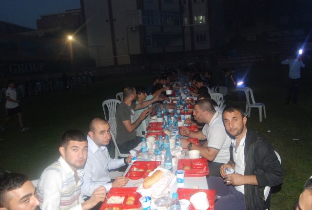 Güngörenspor Taraftarı İftarda 500 Kişiyle Gövde Gösterisi Yaptı