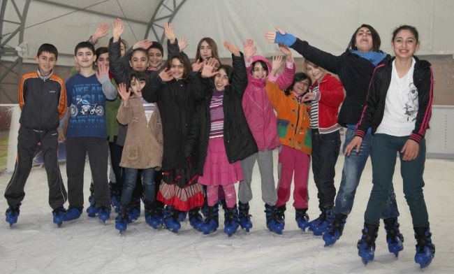 Güngörenli çocuklar Buz Pateniyle Kışın Keyfini çıkarıyor