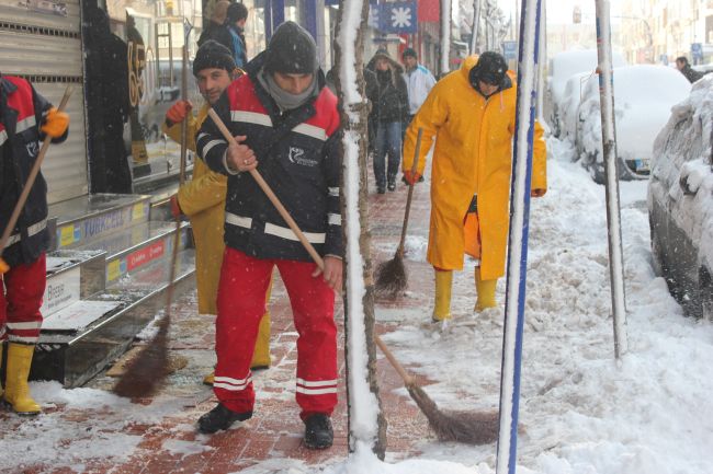 Belediye Ekipleri Kara Kışa Aman Vermiyor