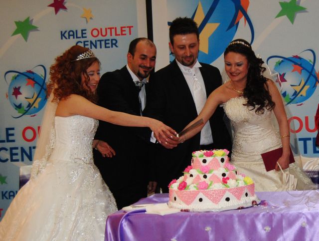 Sevgililer Gününde İki çift Geleceğe Evet Dedi