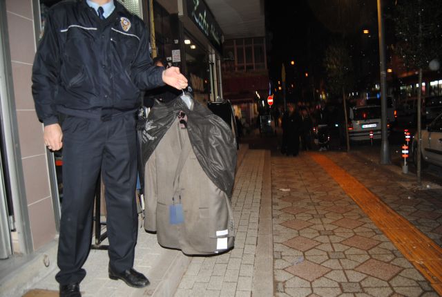 Takım Elbise çalarken Yakalandı