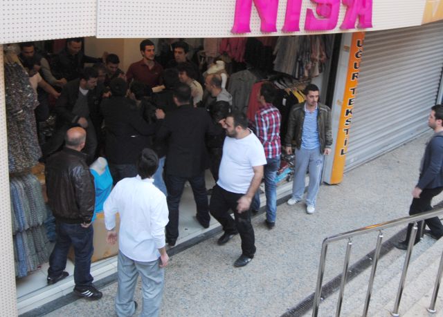 Merter'de Bdp'lileri Esnaflar Linç Etmek İstedi.yine Esnaf Kurtardı