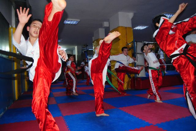 önce Adam Oluyorlar Sonra şampiyon