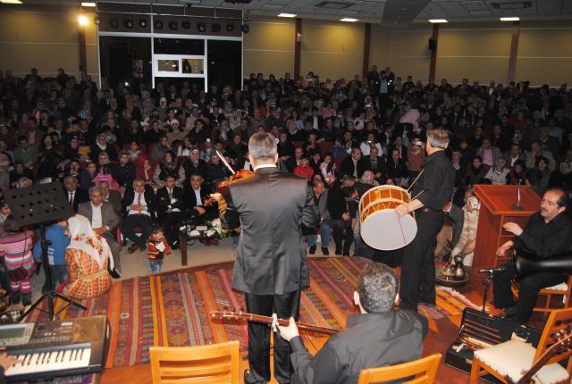 Adıyaman'lılar Salona Sığmayınca Sahnede Oturdular