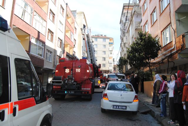 Polis Bekar Evi Yandı Esnaflar İmdata Yetişdi