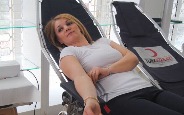 Kızılay'a Kan Bağışı Yarışına Rağbet Büyük