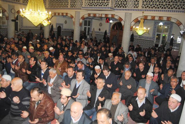 Nevzat Dölek'in Mevlidinde Camii Böyle Cemaat Görmedi