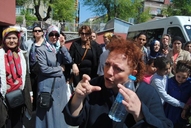 Veliler İsyan Etti. Eylem Yaparak Haklarını Aldılar