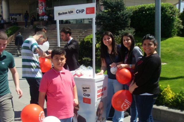 Chp Gençlik Kolları'nın 23 Nisan çalışmasına çocuklardan Büyük İlgi