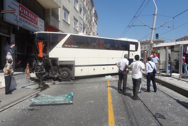 Yolcu Otobüsü Tramvay Durağına Daldı; İki Ağır Yaralı