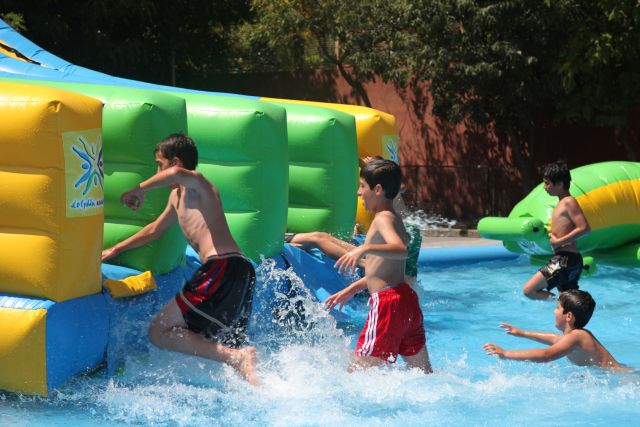 çocuklar Yüzme öğrenecek