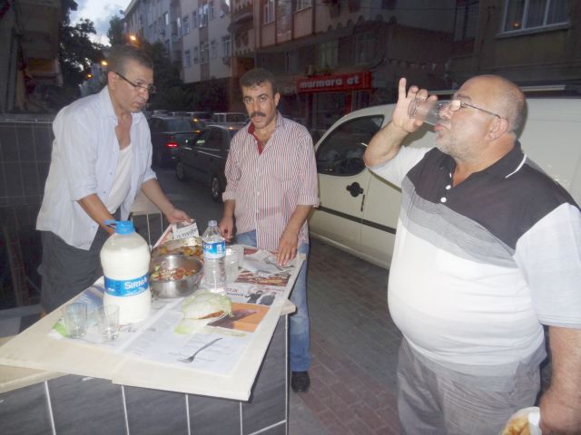 Ekmeklerini Bölüştüler