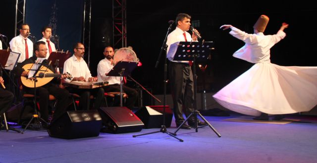 İmamlar Namazdan Sonra Sahneye çıktı