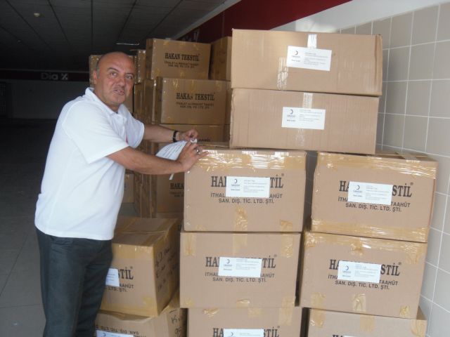 Merter Kızılay 1000 Koli Giysiyi Türkiye'ye Dağıtıyor