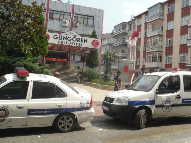 Güngören Belediyesinin önündeki şüpheli Paket Polisi Alarma Geçirdi