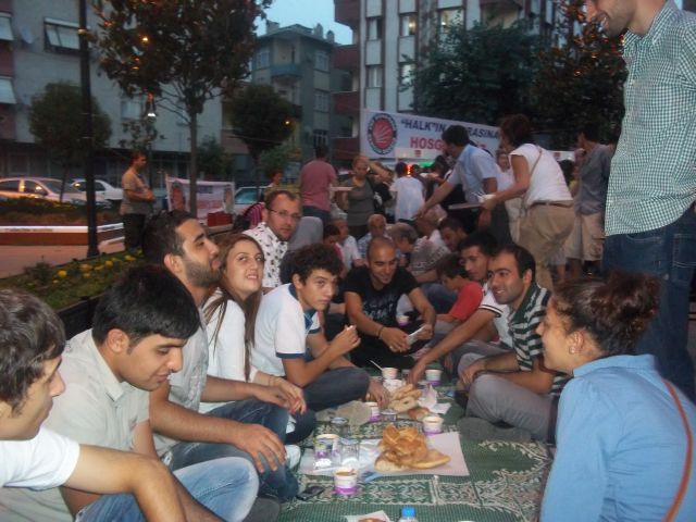 Chp Gençlik Yer Sofrasında İftar Yaptı