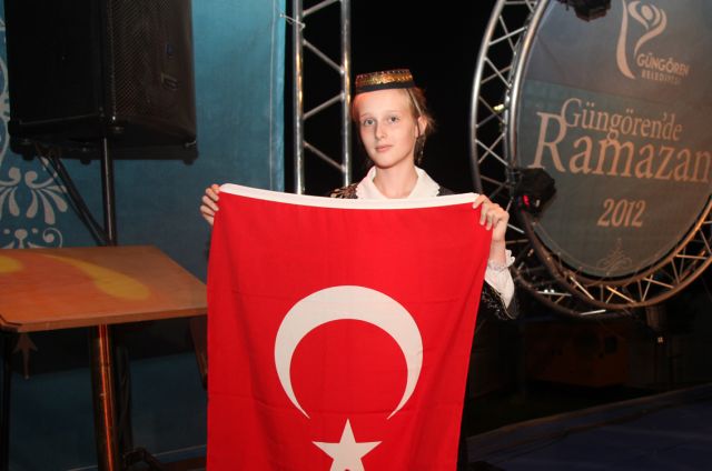 şiirini Okuyup, Türk Bayrağı Açtı